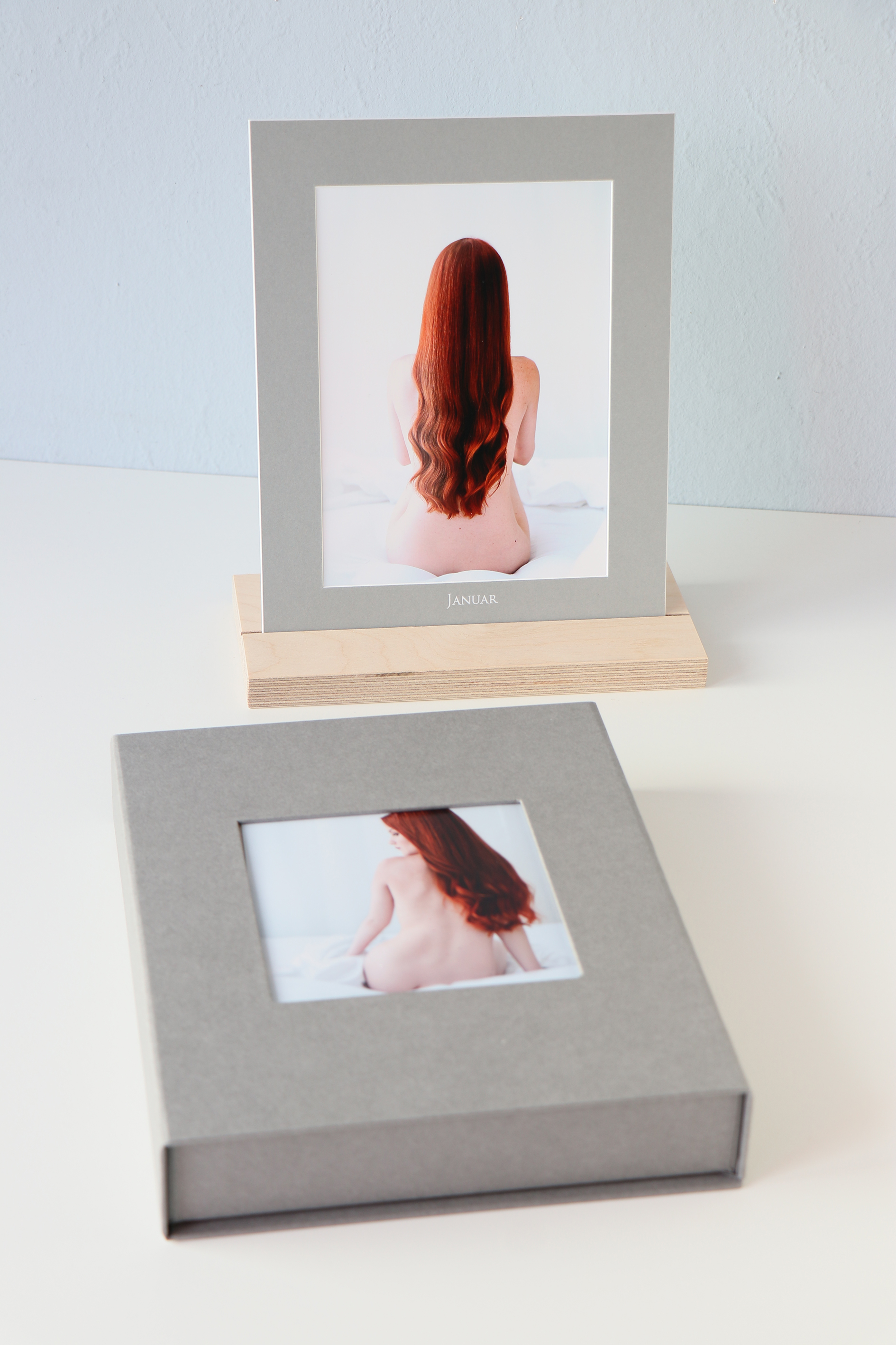 IMG_7068-b1 Kalenderbox 20x25cm, Set bestehend aus Box, 12 Passepartouts mit den Namen der Monate und Bilderhalter