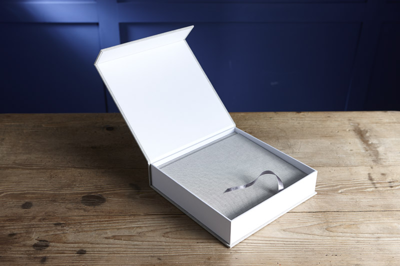 LLPNS2020-BO Leinen Album 20x20, Peel&Stick, 10 Blatt = 20 Seiten, Farben: Oatmeal + Storm