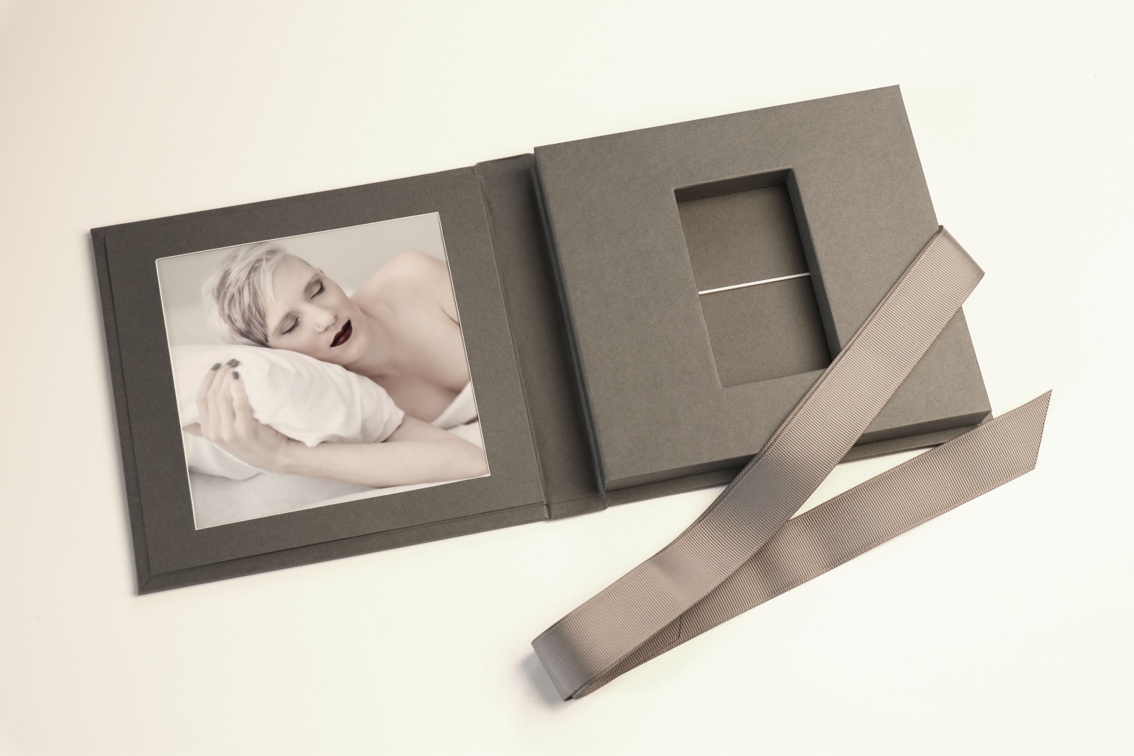 2437_USBCPBP-GR_1669_1656x1104rrkclLS2zzk8X USB Case Paper Bonded, Grau