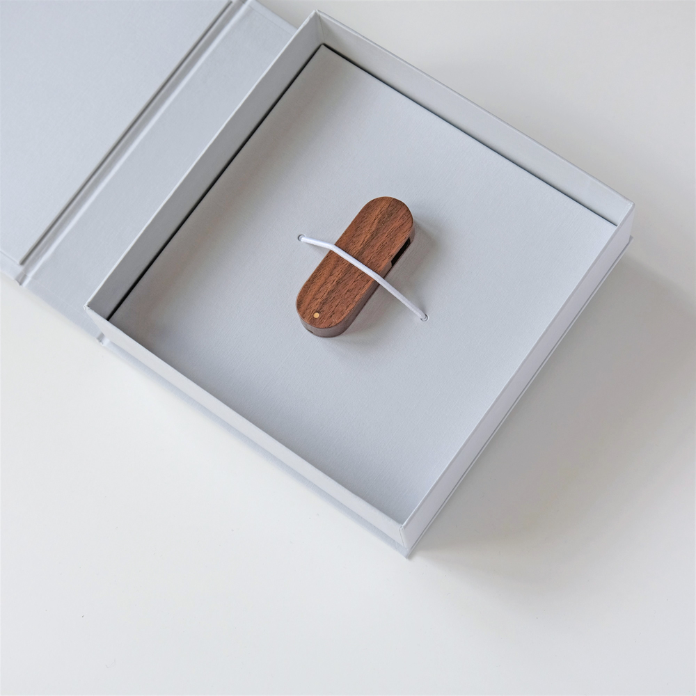 usbbx-sg-02-22-k Box für einen USB Stick. Farbe: Silbergrau